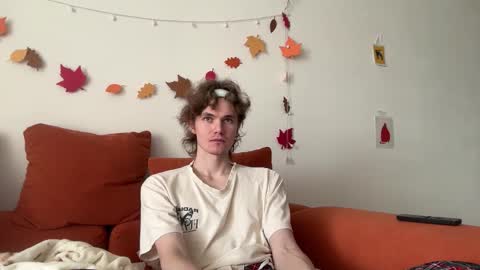 Snapshot of di_n_alex chatting on October 31, 9:32 am Di Alex online show from October 31, 9:32 am