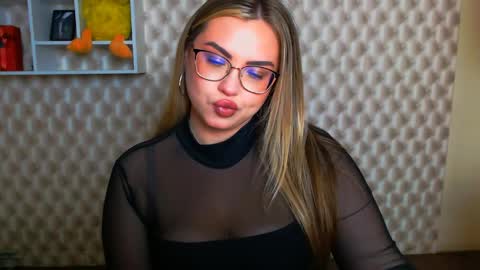Snapshot of diamantkriss_ chatting on May 5, 6:43 am Kriss online show from May 5, 6:43 am