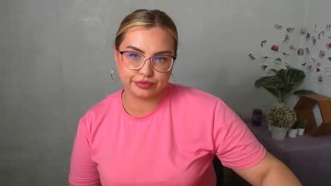 Snapshot of diamantkriss_ chatting on May 19, 12:55 pm Kriss online show from May 19, 12:55 pm