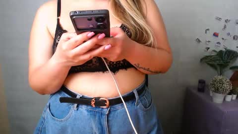 Snapshot of diamantkriss_ chatting on May 22, 2:01 pm Kriss online show from May 22, 2:01 pm