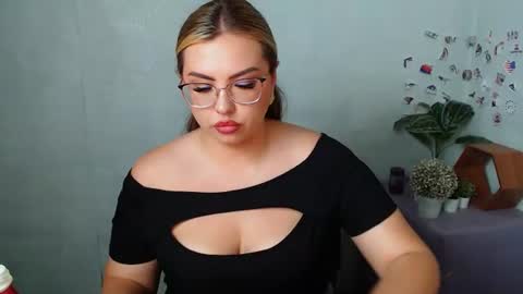 Snapshot of diamantkriss_ chatting on June 9, 9:54 am Kriss online show from June 9, 9:54 am