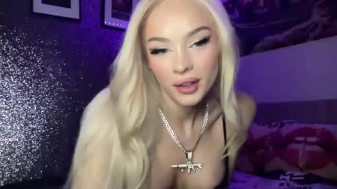 Snapshot of diamond_the_blonde chatting on December 1, 12:48 am Diamond online show from December 1, 12:48 am