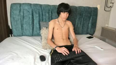Snapshot of diamond_twink chatting on June 9, 3:56 pm diamond_twink online show from June 9, 3:56 pm