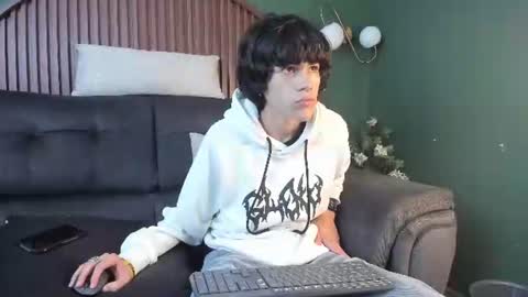 Snapshot of diamond_twink chatting on July 4, 5:24 am diamond_twink online show from July 4, 5:24 am