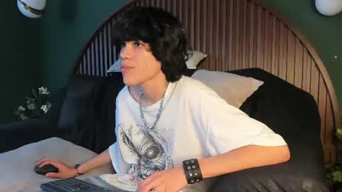 Snapshot of diamond_twink chatting on July 19, 9:13 am diamond_twink online show from July 19, 9:13 am