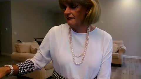 dianeheels online show from April 28, 2:00 pm