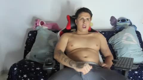 Snapshot of diegodelgado200521 chatting on June 22, 2:35 am alexerdiego online show from June 22, 2:35 am