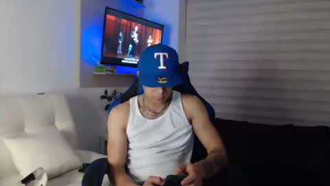 Snapshot of dilanxxx8888 chatting on January 14, 4:40 am dilanxxx8888 online show from January 14, 4:40 am