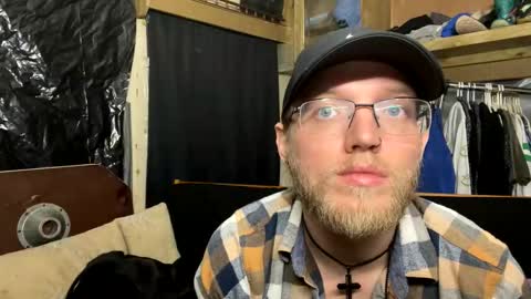 Snapshot of dilf_96 chatting on February 18, 12:17 am Daddy online show from February 18, 12:17 am