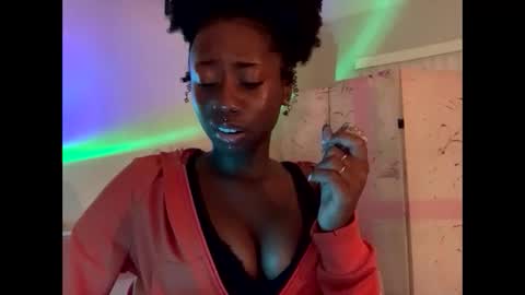 Snapshot of dimedoll33 chatting on November 28, 10:56 pm black american princess online show from November 28, 10:56 pm