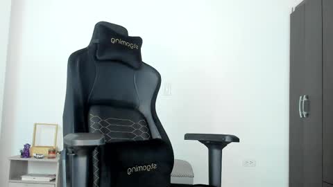 Snapshot of dimitricaruso chatting on February 28, 12:43 am dimitricaruso online show from February 28, 12:43 am