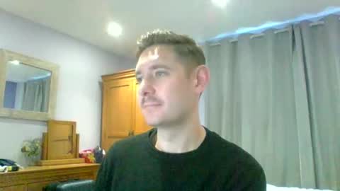 Snapshot of dirtylondon729 chatting on November 10, 12:37 pm Exhibitionist Ben online show from November 10, 12:37 pm