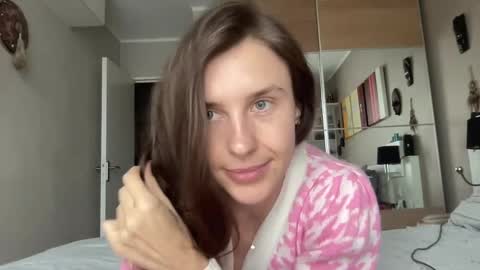 Snapshot of divine_beauty_girl chatting on February 6, 12:37 pm Valerie online show from February 6, 12:37 pm