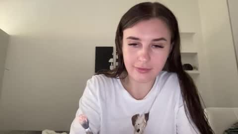 Snapshot of divine_beauty_girl chatting on March 7, 11:40 am Valerie online show from March 7, 11:40 am