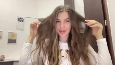 Snapshot of divine_beauty_girl chatting on March 8, 5:33 pm Valerie online show from March 8, 5:33 pm