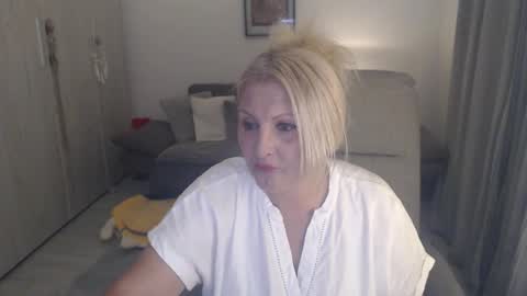 Snapshot of divineblond chatting on May 24, 10:15 pm Alexxa online show from May 24, 10:15 pm