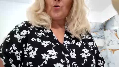 Snapshot of divineblond chatting on June 6, 9:30 pm Alexxa online show from June 6, 9:30 pm