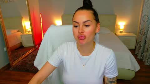 Snapshot of divineluxe chatting on May 28, 4:21 am Ivory Blue. online show from May 28, 4:21 am