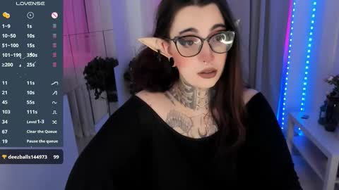 dixipixi_ online show from October 3, 5:48 am