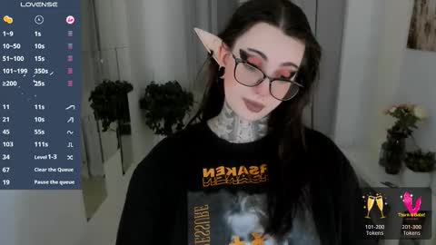 dixipixi_ online show from October 9, 5:49 am