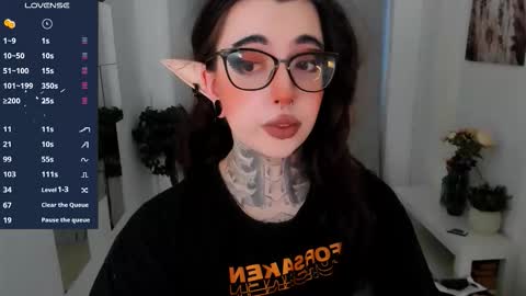 dixipixi_ online show from October 12, 5:50 am