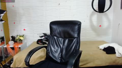 Snapshot of dmitrisanders1 chatting on December 19, 12:34 am Maybe in pvt online show from December 19, 12:34 am