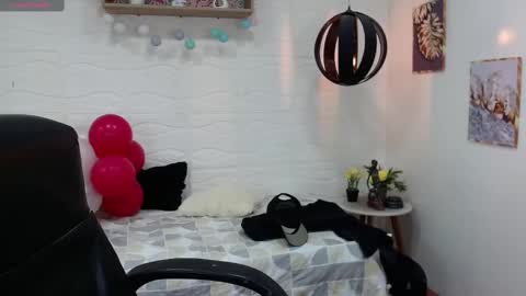 Snapshot of dmitrisanders1 chatting on February 15, 7:39 pm Maybe in pvt online show from February 15, 7:39 pm