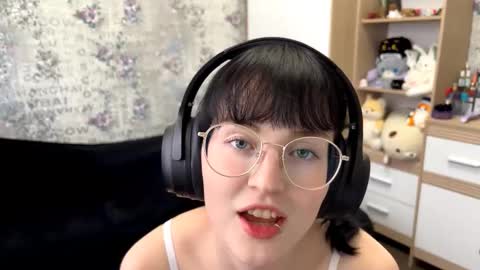 Snapshot of dodiebabikian chatting on September 9, 12:05 pm Annie PVT IS OPEN online show from September 9, 12:05 pm