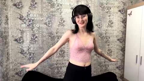 Snapshot of dodiebabikian chatting on September 13, 12:16 pm Annie PVT IS OPEN online show from September 13, 12:16 pm