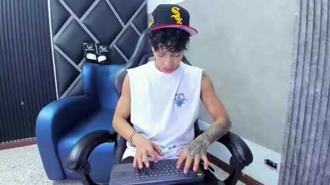 Snapshot of dogan_renz0 chatting on February 11, 7:19 pm Dogan online show from February 11, 7:19 pm