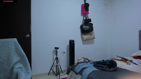 Snapshot of doll_andrea_ chatting on May 16, 12:40 am ANDREA online show from May 16, 12:40 am