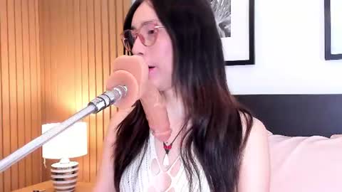 Snapshot of doll_bella_ chatting on July 8, 7:51 pm Bella online show from July 8, 7:51 pm