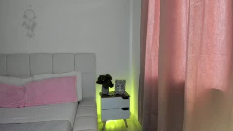Snapshot of doll_oriana chatting on May 3, 8:37 pm doll_oriana online show from May 3, 8:37 pm