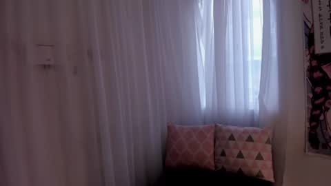 Snapshot of doll_venus chatting on July 3, 10:38 pm Roxana independent model can you help me reach 100 hands up uwu online show from July 3, 10:38 pm