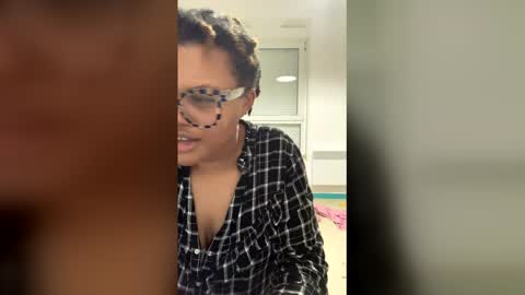 Snapshot of dolliastarz chatting on February 19, 5:53 pm Dolla online show from February 19, 5:53 pm