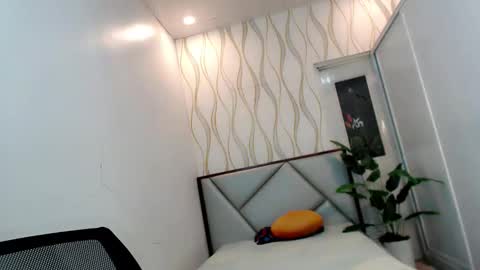 Make me Happy online show from October 18, 8:53 pm