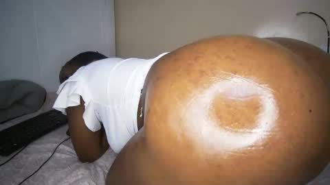 dollqueen_ online show from October 4, 11:30 am