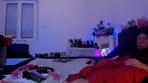 dolly2425 online show from April 4, 11:46 pm