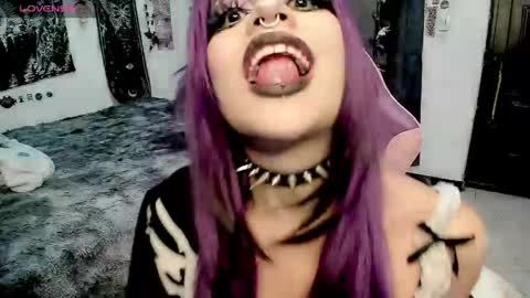 Snapshot of dolly_bones chatting on June 7, 7:45 am dolly_bones online show from June 7, 7:45 am