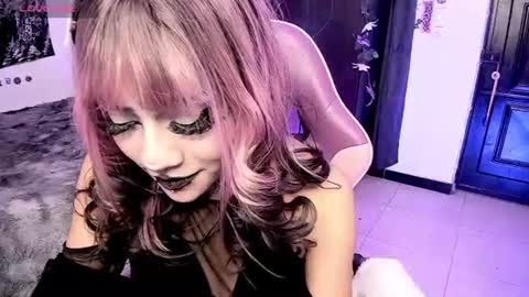 Snapshot of dolly_bones chatting on June 13, 5:49 am dolly_bones online show from June 13, 5:49 am
