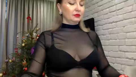 Snapshot of dom_mummy chatting on January 5, 9:37 am DOM MUMMY online show from January 5, 9:37 am