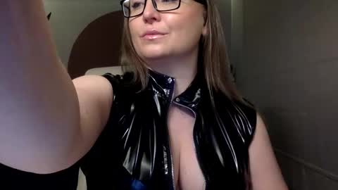 DOM MUMMY online show from January 8, 6:16 am