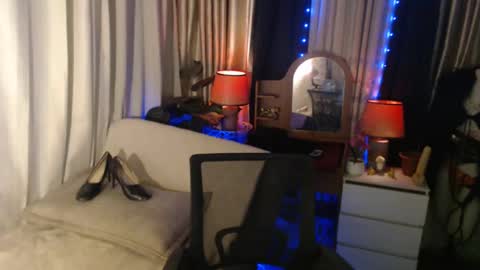 Snapshot of dominantrix_diannaxxx chatting on December 16, 2:15 am diana online show from December 16, 2:15 am