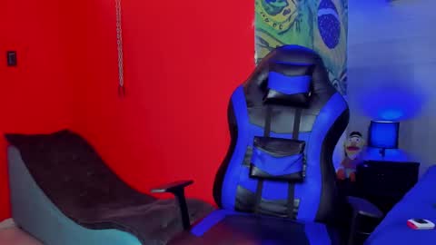 Snapshot of dominic_connor chatting on February 4, 3:34 am DOMI online show from February 4, 3:34 am