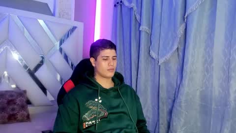 Snapshot of dominic_connor chatting on February 21, 3:40 am DOMI online show from February 21, 3:40 am