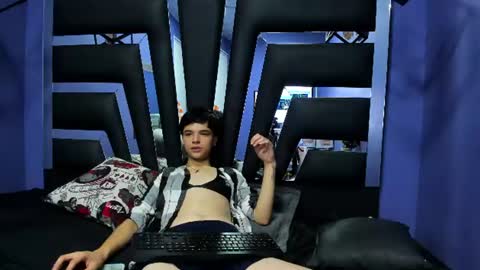 Snapshot of dominic_flame chatting on July 17, 4:30 am DOMINIC online show from July 17, 4:30 am