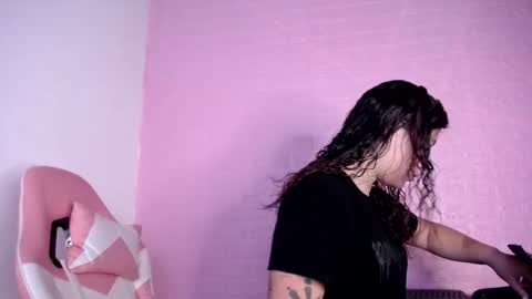 Snapshot of dominic_queen chatting on December 2, 12:43 pm online show from December 2, 12:43 pm