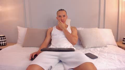 Snapshot of dominick_star chatting on November 7, 4:01 am Dominick Star online show from November 7, 4:01 am