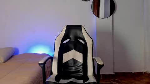 dominyck_ online show from May 6, 5:46 am