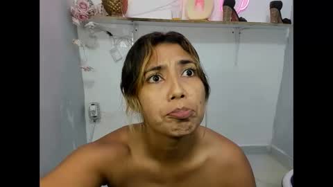 Snapshot of dona_tella chatting on June 3, 2:33 pm dona_tella online show from June 3, 2:33 pm